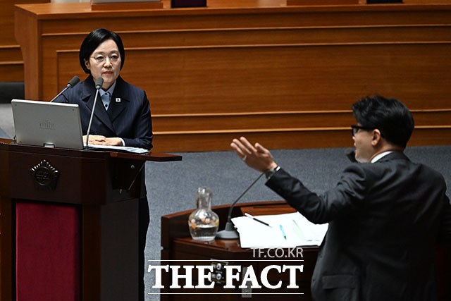 한동훈 무소속 의원(오른쪽)이 10일 오후 서울 여의도 국회에서 열린 제439차 본회의에서 한성숙 국무총리에게 외교·통일·안보 분야 대정부 질문을 하고 있다. /국회=서예원 기자
