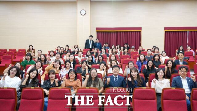 10일 충남교육청과학교육원 소강당서 열린 '2026 환경 사랑 학부모동아리 배움 자리'에서 이병도 교육감과 학부모들이 함께 기념촬영을 하고 있다. /충남도교육청