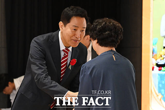 '서울특별시 복지상' 수상자와 악수하는 오 시장.