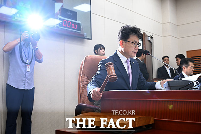 김병주 국회 국방위 더불어민주당 간사(왼쪽)와 임종득 국회 국방위 국민의힘 간사가 국방위원회 전체회의에서 증인 채택 협의를 위해 논의를 마치고 자리로 돌아오고 있다.