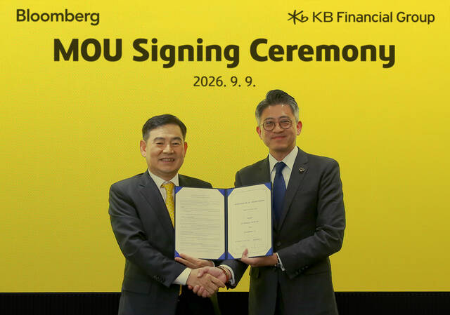 지난 9일 서울 여의도 KB국민은행 신관에서 진행된 KB금융과 블룸버그의 전략적 협력 확대를 위한 업무협약식에서 (왼쪽부터) 김성현 KB금융지주 CIB마켓부문장과 빙 리 블룸버그 아시아태평양 회장이 기념사진을 촬영하고 있다. /KB금융