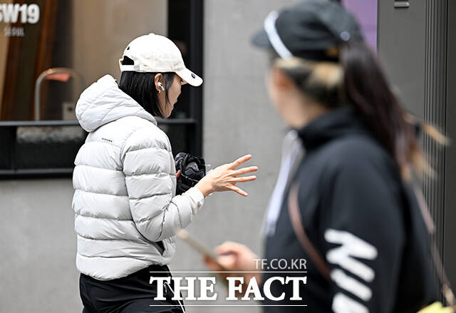 아침 기온이 11도까지 떨어진 10일 오전 서울 중구 명동의 한 의류 판매장 쇼윈도 마네킹이 가을옷을 입고 있다. /박상민 기자