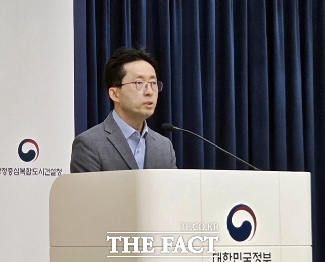 홍순민 행정중심복합도시건설청 시설사업국장이 10일 브리핑을 열고 국립박물관단지 건립사업 추진 현황과 향후 계획을 발표하고 있다. /행정중심복합도시건설청