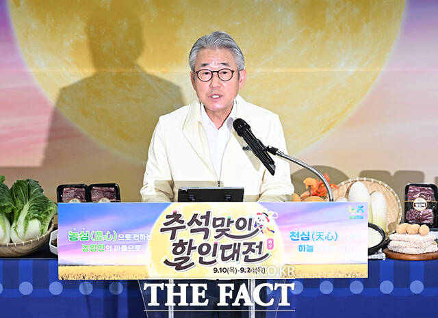 강호동 농협중앙회 회장이 10일 오전 서울 서초구 농협하나로마트 양재점에서 축산매장을 점검하고 있다. /박헌우 기자