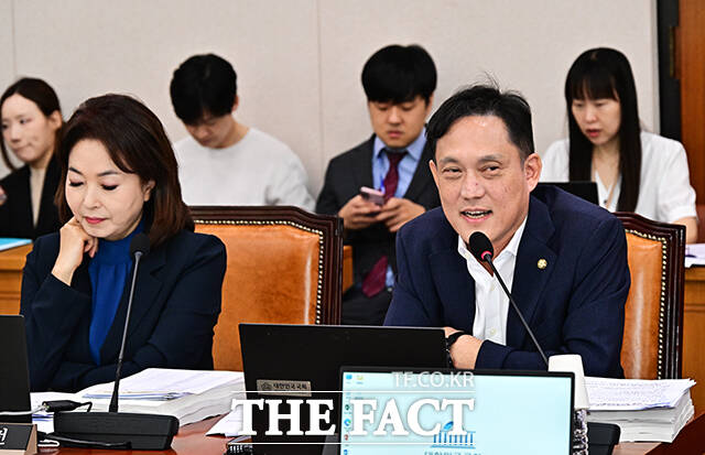 이재명 정부 출범 이후에는 다수 의석을 가진 민주당이 주요 인사들의 인사청문회에서 야당이 요구한 증인 채택을 받아들이지 않은 사례가 이어졌다. 사진은 왼쪽부터 법사위 소속 김민전·김태규 국민의힘 의원. /배정한 기자