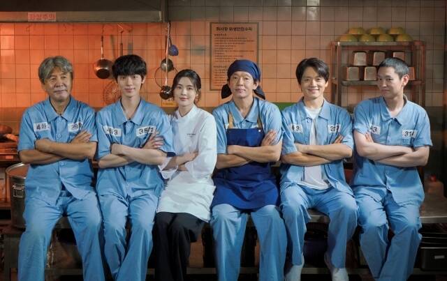 배우 박영규 배현성 이선빈 박지환 조복래 조동인(왼쪽부터)이 호흡을 맞춘 영화 '감옥의 맛'이 촬영을 끝냈다. /㈜시네마서비스글로벌