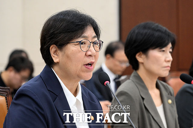 정은경 보건복지부 장관이 지난 8월 21일 오전 서울 여의도 국회에서 열린 보건복지위원회 전체회의에서 의원 질의에 답변하고 있다. 오른쪽은 현수엽 보건복지부 제1차관. /서예원 기자