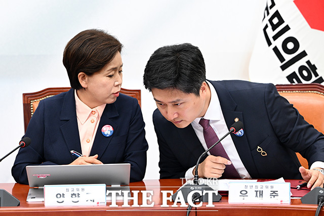 친한계인 우재준 국민의힘 청년최고위원이 김승원 법무부 장관 후보자의 인사청문위원으로 한동훈 무소속 의원을 넣어야 한다며 징계 취소 및 일시적 정지를 통한 복당을 주장했다. 사진은 우 청년최고위원(오른쪽). /남용희 기자