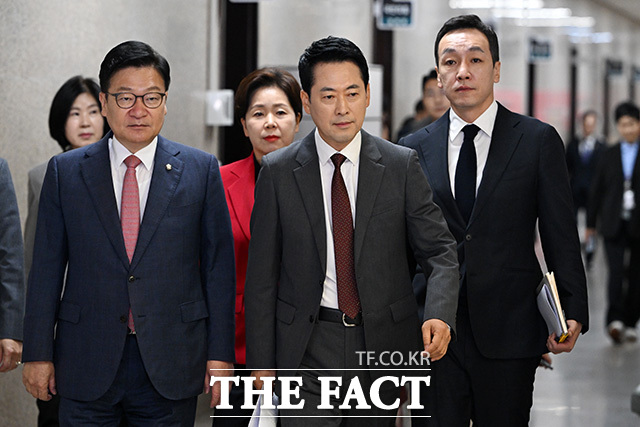 정점식 국민의힘 원내대표가 10일 준연동형 비례대표제 전면 폐지를 위한 선거제도 개혁 논의를 더불어민주당에 공식 제안했다. 사진은 정 원내대표(맨 왼쪽)가 장동혁 국민의힘 대표 등 지도부와 10일 오전 서울 여의도 국회에서 열린 최고위원회의에 참석하고 있는 모습. /남용희 기자