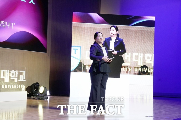 대전보건대학교가 10일 교내 대강당에서 미래의 약속, 약속의 힘을 주제로 새로운 100년을 향한 비전선포식을 개최한 가운데 이정화 총장이 비전을 선포하고 있다. /대전보건대학교
