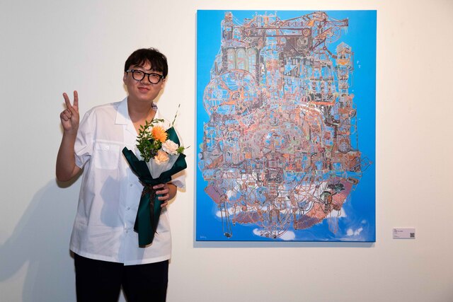 JW이종호재단은 지난 9일 서울 인사동 인사아트센터에서 '2026 JW아트어워즈' 시상식을 개최했다. 대상 수상자인 손우진 작가가 수상작 ‘안식처3’ 앞에서 기념촬영을 하고 있다. /JW이종호재단