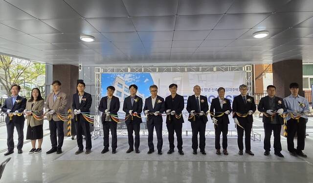 지난 4월 전주시 완산구 평화동에서 열린 청년 만원주택 '청춘별채' 개소식에서 고영철 신협중앙회장(왼쪽 일곱번째)및 주요 관계자들이 테이프 커팅을 진행하고 있다. 이날 파티마신협은 토지구입자금 4억6000만원을 지원했다. /신협중앙회