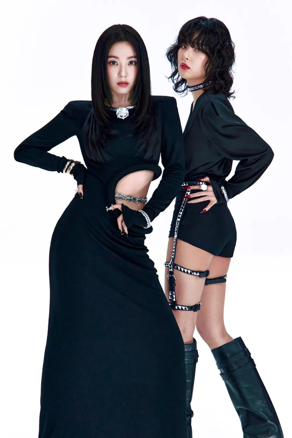 아이린(왼쪽)&슬기가 일본 첫 미니 앨범 발매와 더불어 현지 투어 콘서트를 개최한다. 사진은 지난해 발매한 전작 'TILT' 콘셉트 포토. /SM엔터