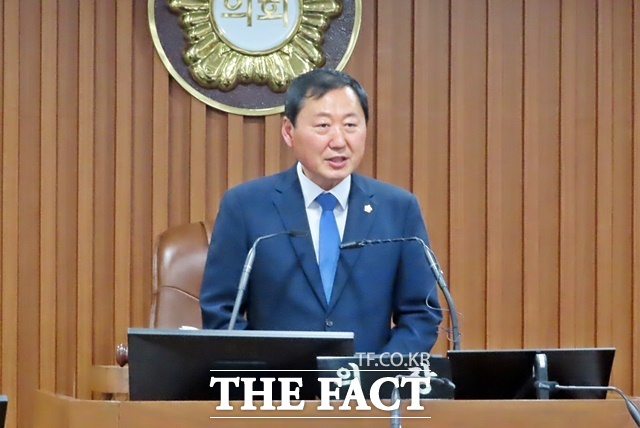이건창 의장이 10일 본회의장에서 열린 제275회 임시회에서 개회사를 하고 있다. /김형중 기자