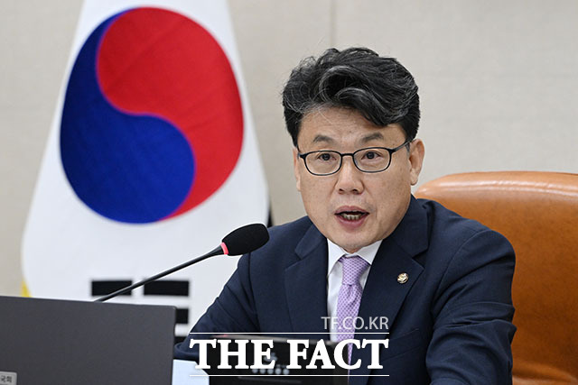 김병주 국회 국방위 더불어민주당 간사(왼쪽)와 임종득 국회 국방위 국민의힘 간사가 국방위원회 전체회의에서 증인 채택 협의를 위해 논의를 마치고 자리로 돌아오고 있다.