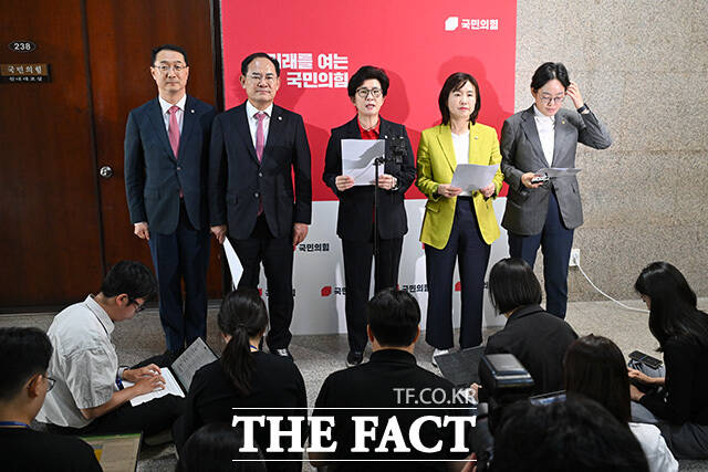 국민의힘 강선영 성평등가족위원회 야당 간사(가운데)와 소속 의원들이 10일 오전 서울 여의도 국회에서 기자회견을 열고 용혜인 성평등가족부 장관 후보자 인사청문회 관련 발언을 하고 있다. 왼쪽부터 국민의힘 김건, 임종득, 강선영, 김소희, 조지연 의원. /국회=남용희 기자