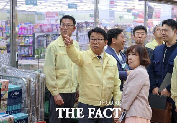 김찬술 대덕구청장(사진 왼쪽부터 두 번째)이 9일 추석을 앞두고 중리시장을 방문해 특별안전점검을 진행하고 있다. /대덕구
