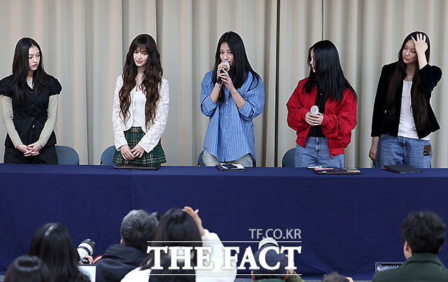 그룹 뉴진스 전 멤버 다니엘 측이 어도어가 뉴진스 복귀 이후 실제 활동 계획을 마련했는지 확인해야 한다며 관련 자료를 공개하라고 요구했다. 그룹 뉴진스가 지난 2024년 11월 서울 강남구 스페이스쉐어 삼성역센터에서 어도어와의 전속계약 해지 관련 긴급 기자회견을 하고 있다. 왼쪽부터 해린, 다니엘, 하니, 민지, 혜인./박헌우 기자