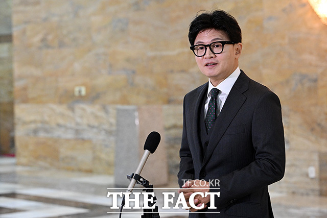 취재진 질문에 답하는 한 의원.