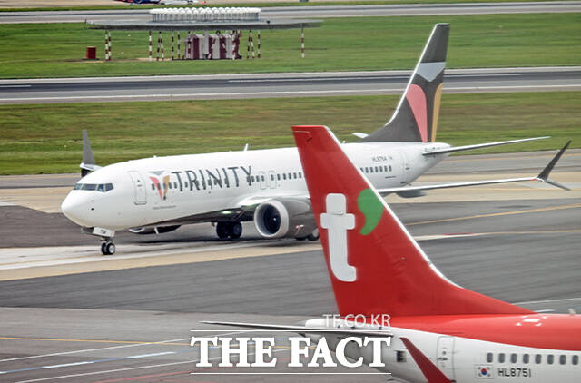 티웨이항공에서 명칭이 변경된 '트리니티항공(Trinity Airways)'이 본격적으로 운항을 시작한 10일 서울 강서구 김포국제공항에서 트리니티항공 여객기가 이동하고 있다. /공항사진기자단
