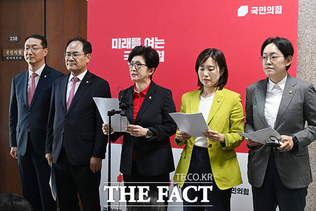 용혜인 성평등가족부 장관 후보자 인사청문회 관련 발언 하는 강선영 성평등가족위원회 야당 간사(가운데).