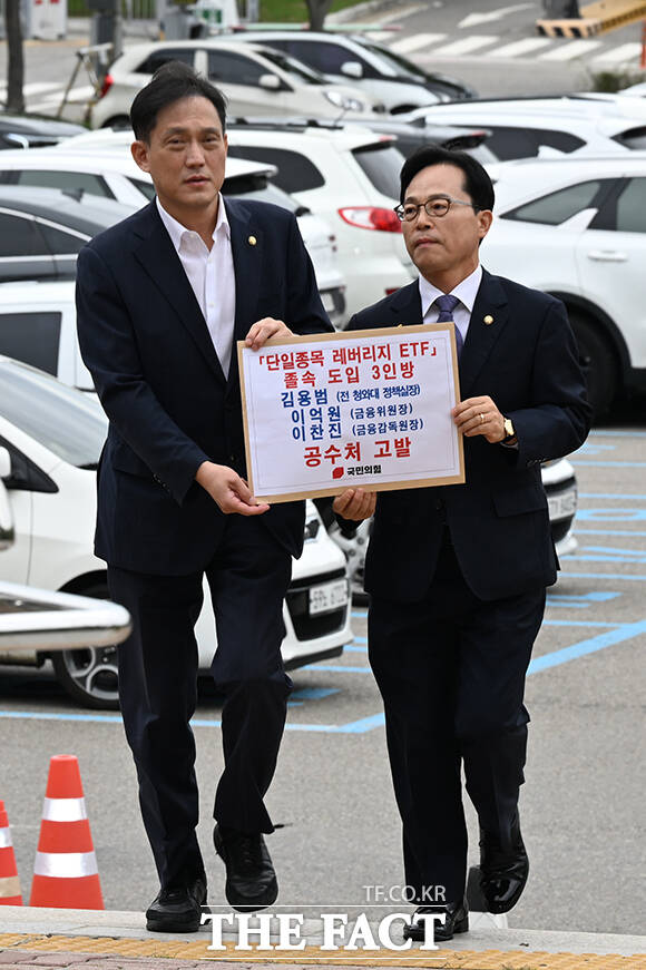 김태규 국민의힘 법률자문위원장(왼쪽)과 윤용근 의원이 10일 오전 경기 과천시 고위공직자범죄수사처 민원실 앞에서 김용범 전 청와대 정책실장과 이찬진 금융감독원장, 이억원 금융위원장에 대한 특정경제범죄 가중처벌 등에 관한 법률 위반 및 부정척탁 및 금품등 수수의 금지에 관한 법률 등 위반 혐의로 고발장을 접수하기에 앞서 입장을 밝히고 있다. /과천=김성렬 기자