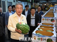  수박 들어보이는 강호동 회장 [포토]