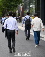  '서늘한 가을바람'에 긴팔 갈아입은 시민들 [TF사진관]