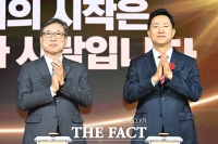  박수치는 조남범 서울시사회복지협의회장과 오세훈 시장 [포토]
