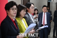  국힘 성평등위 목소리 경청하는 정점식 원내대표 [포토]