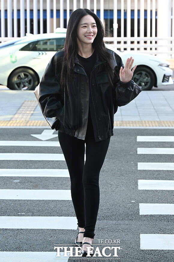 배우 박규영이 11일 오전 COS 2026 A/W 컬렉션 쇼 참석을 위해 인천국제공항에 도착해 미국 뉴욕 출국을 앞두고 취재진과 팬들에게 포즈를 취하고 있다. /인천국제공항=김성렬 기자
