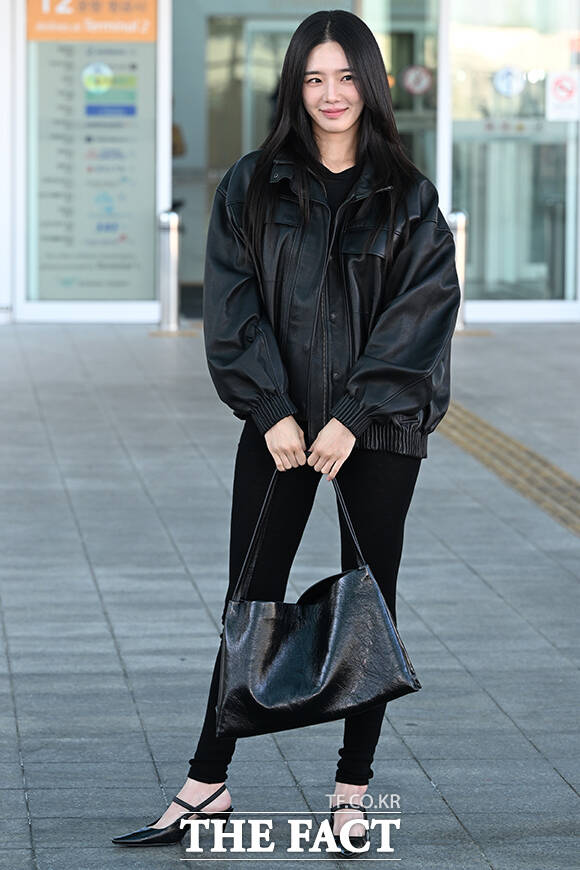 배우 박규영이 11일 오전 COS 2026 A/W 컬렉션 쇼 참석을 위해 인천국제공항에 도착해 미국 뉴욕 출국을 앞두고 취재진과 팬들에게 포즈를 취하고 있다. /인천국제공항=김성렬 기자