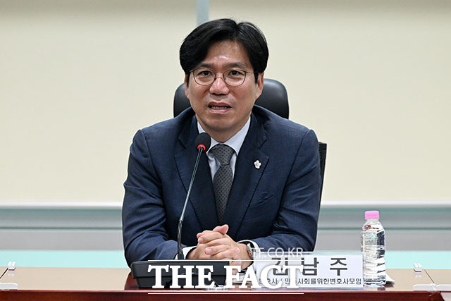 이강일 더불어민주당 의원(가운데)을 비롯한 참석자들이 11일 오전 서울 여의도 국회 의원회관에서 열린 배달앱 갑질 피해사례와 수수료상한제법 도입 방향 토론회에 참석해 기념 촬영을 하고 있다. /국회=서예원 기자