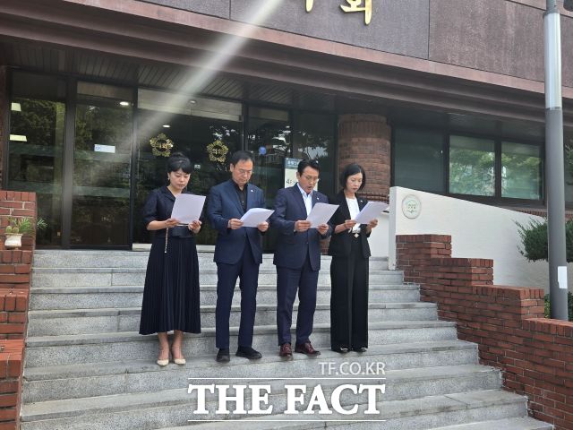 국민의힘 광명시의회 의원들이 11일 오전 물의를 일으킨 A 의원에 대해 강력한 징계를 촉구했다. /정일형 기자