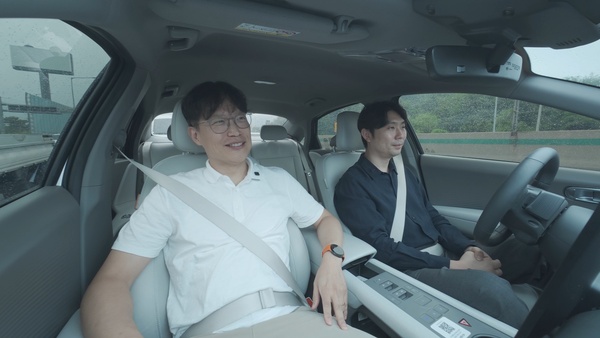 현대자동차그룹이 오는 2029년 선보일 자율주행 '레벨2++' 자체 기술 연구개발 현황을 처음 공개했다. 자율주행 영상에서 박민우 현대차·기아 AVP본부장(사장) 겸 포티투닷 대표와 정성균 포티투닷 Atria Group GL(Group Lead)가 대화하는 모습 / 현대자동차그룹