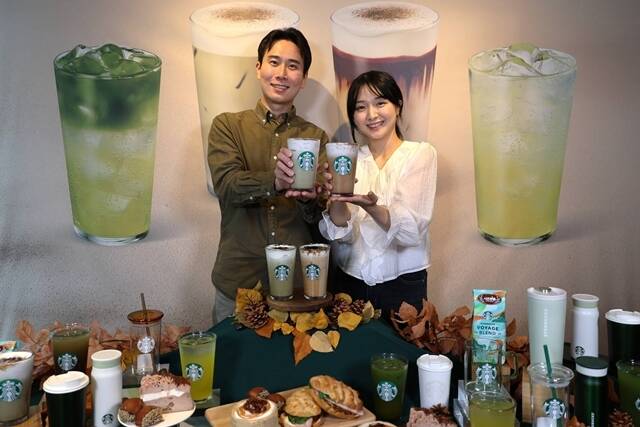 스타벅스는 지난달 28일 가을 시즌 음료인 '블랙 글레이즈드 라떼'를 선보인데 이어 제철 식재료를 활용한 '카스텔라 고구마 라떼'를 오는 15일 출시할 예정이다. /스타벅스