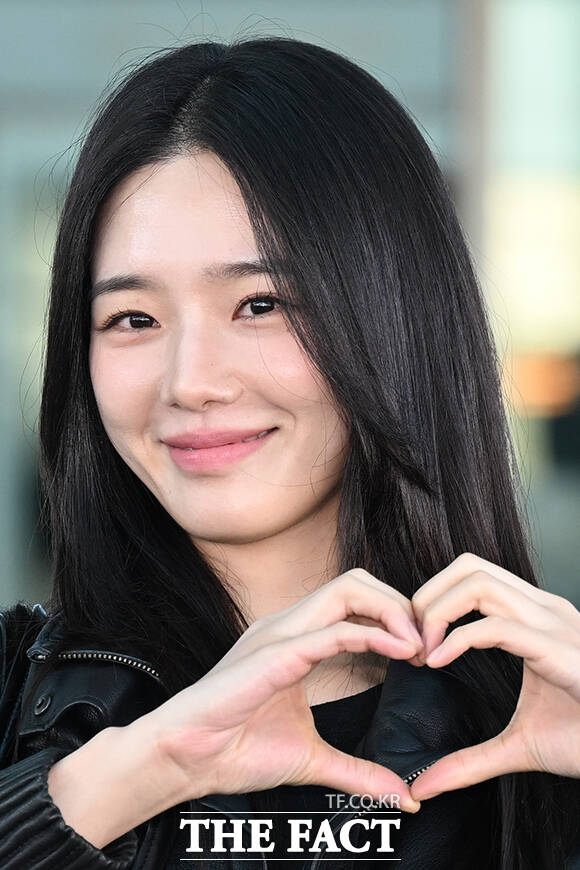 배우 박규영이 11일 오전 COS 2026 A/W 컬렉션 쇼 참석을 위해 인천국제공항에 도착해 미국 뉴욕 출국을 앞두고 취재진과 팬들에게 포즈를 취하고 있다. /인천국제공항=김성렬 기자