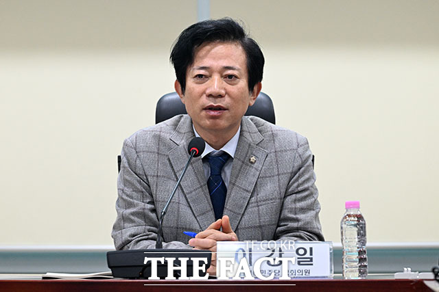 이강일 더불어민주당 의원(가운데)을 비롯한 참석자들이 11일 오전 서울 여의도 국회 의원회관에서 열린 배달앱 갑질 피해사례와 수수료상한제법 도입 방향 토론회에 참석해 기념 촬영을 하고 있다. /국회=서예원 기자