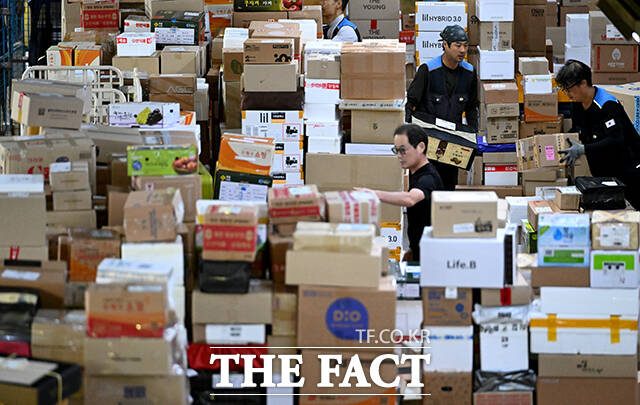 추석 명절을 앞둔 11일 오전 서울 광진구 동서울우편물류센터에서 직원들이 분주하게 택배 분류 작업을 하고 있다. /박상민 기자