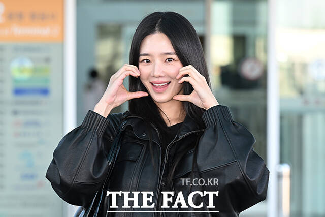 배우 박규영이 11일 오전 COS 2026 A/W 컬렉션 쇼 참석을 위해 인천국제공항에 도착해 미국 뉴욕 출국을 앞두고 취재진과 팬들에게 포즈를 취하고 있다. /인천국제공항=김성렬 기자