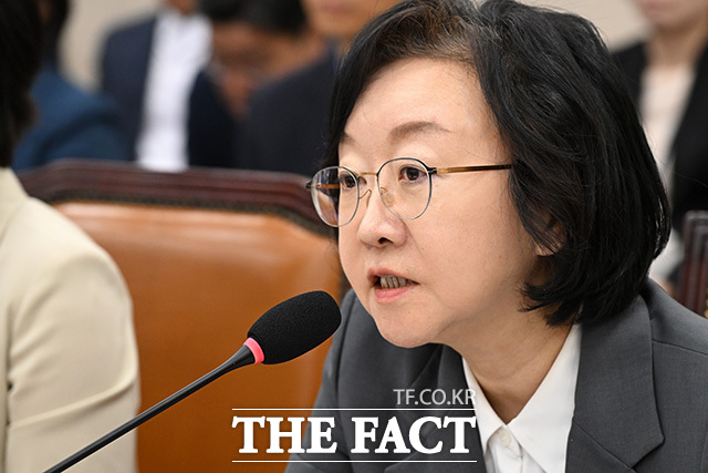 코로나19 치료제 임상지원사업 신청 현황 지켜보는 오유경 식약청장과 현수엽 보건복지부 1차관, 정은경 보건복지부 장관(왼쪽부터).
