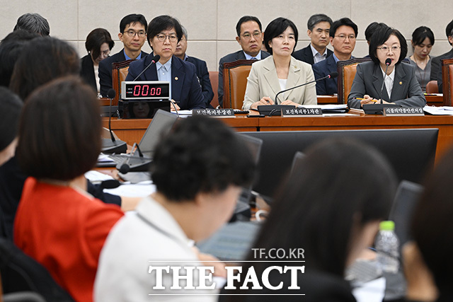 코로나19 치료제 임상지원사업 신청 현황 지켜보는 오유경 식약청장과 현수엽 보건복지부 1차관, 정은경 보건복지부 장관(왼쪽부터).