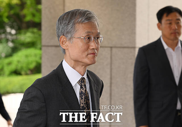 조희대 대법원장이 11일 오전 서울 서초구 대법원으로 출근하고 있다. /박헌우 기자