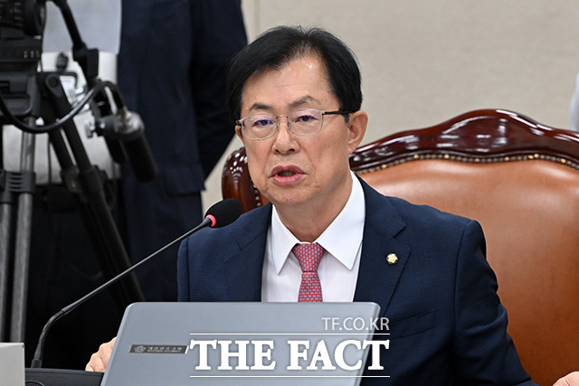코로나19 치료제 임상지원사업 신청 현황 지켜보는 오유경 식약청장과 현수엽 보건복지부 1차관, 정은경 보건복지부 장관(왼쪽부터).