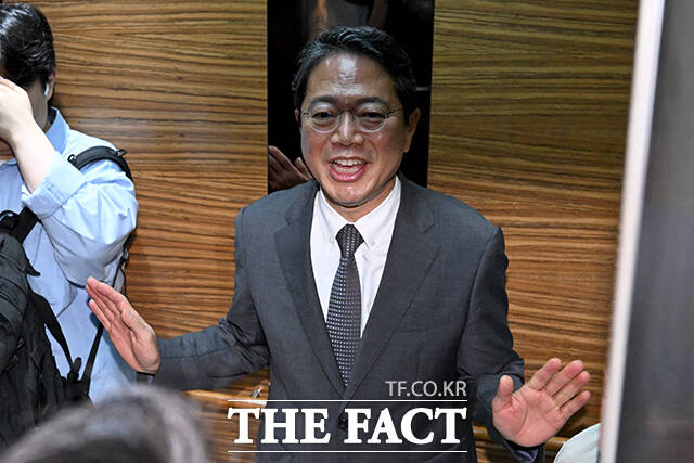 김승원 법무부 장관 후보자가 9일 오전 서울 종로구 현대적선빌딩에 마련된 후보자 인사청문회 준비 사무실로 출근하며 취재 자제를 요청하고 있다. /박상민 기자