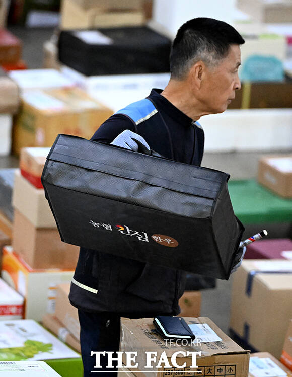 추석 명절을 앞둔 11일 오전 서울 광진구 동서울우편물류센터에서 직원들이 분주하게 택배 분류 작업을 하고 있다. /박상민 기자