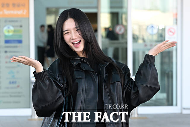 배우 박규영이 11일 오전 COS 2026 A/W 컬렉션 쇼 참석을 위해 인천국제공항에 도착해 미국 뉴욕 출국을 앞두고 취재진과 팬들에게 포즈를 취하고 있다. /인천국제공항=김성렬 기자