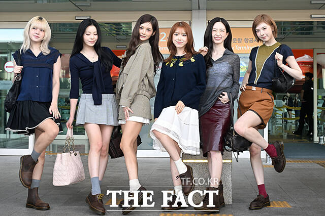 그룹 엔믹스의 릴리와 규진, 설윤, 지우, 해원, 배이(왼쪽부터)가 11일 오전 인천국제공항에 도착해 출국을 앞두고 취재진과 팬들에게 포즈를 취하고 있다. /인천국제공항=김성렬 기자