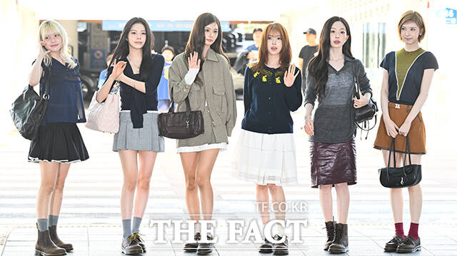 그룹 엔믹스의 릴리와 규진, 설윤, 지우, 해원, 배이(왼쪽부터)가 11일 오전 인천국제공항에 도착해 출국을 앞두고 취재진과 팬들에게 포즈를 취하고 있다. /인천국제공항=김성렬 기자