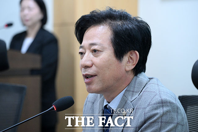 이강일 더불어민주당 의원(가운데)을 비롯한 참석자들이 11일 오전 서울 여의도 국회 의원회관에서 열린 배달앱 갑질 피해사례와 수수료상한제법 도입 방향 토론회에 참석해 기념 촬영을 하고 있다. /국회=서예원 기자